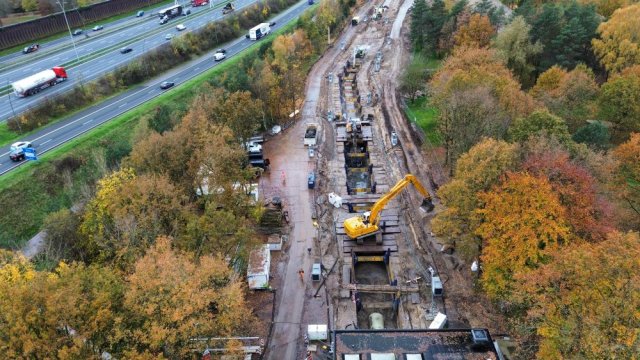 Een graafmachine werkt aan het vernieuwde Riool Zuid 