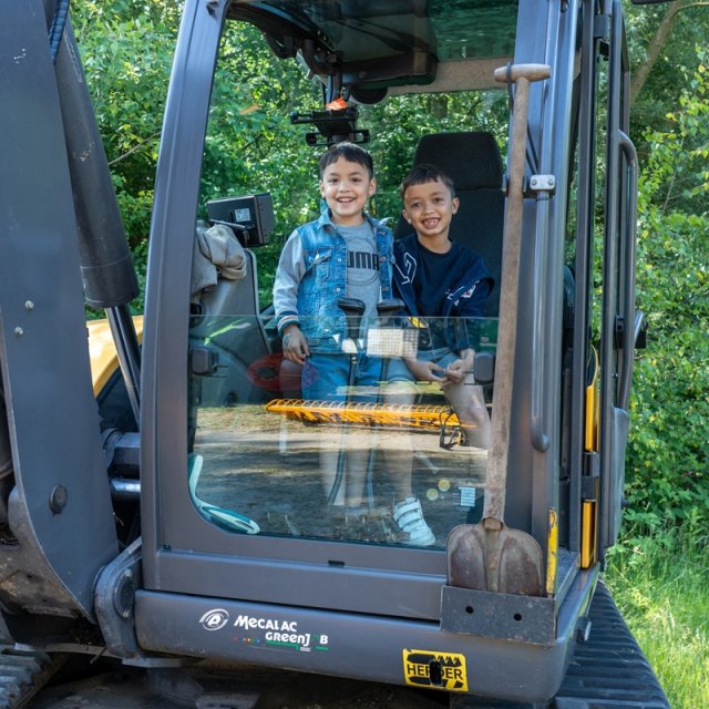Kinderen beleven materieel van beheer en onderhoud op Zondag Waterdag