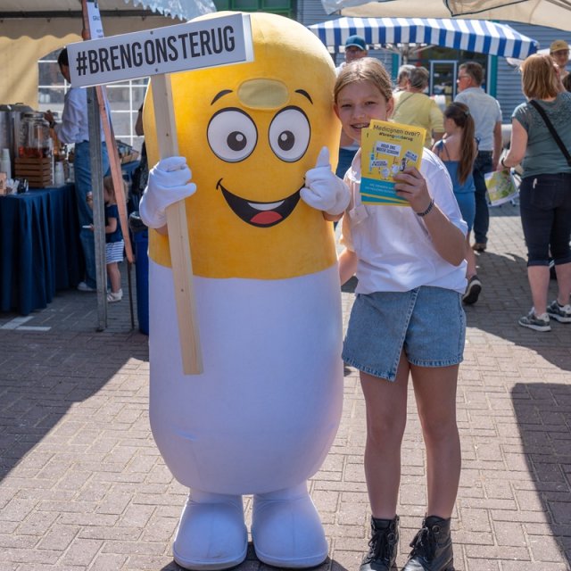 Mascotte Rik Retour stimuleert mensen op Zondag Waterdag om hun medicijnen netjes weg te brengen