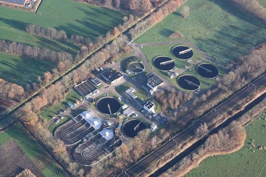 Een luchtfoto van de rioolwzuivering Haaren, 2015..