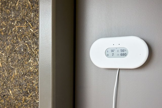 Sensor die temperatuur, luchtvochtigheid en luchtkwaliteit meet in de corridor