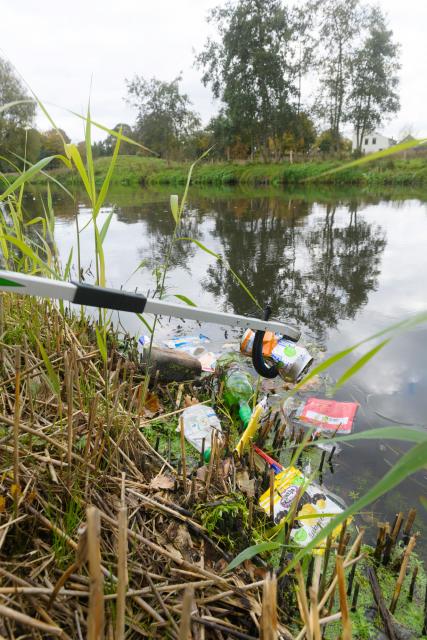 Plastic wordt uit het water gehaald