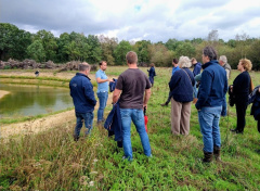 Medewerker van Waterschap De Dommel vertel aan bezoekers van de opening van de ecologische verbindingszone Beeksche Waterloop Zuid over het project