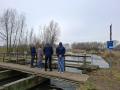 Afbeelding werkbezoek D66 kamerlid Marieke Vellinga bij sluis in Den Bosch