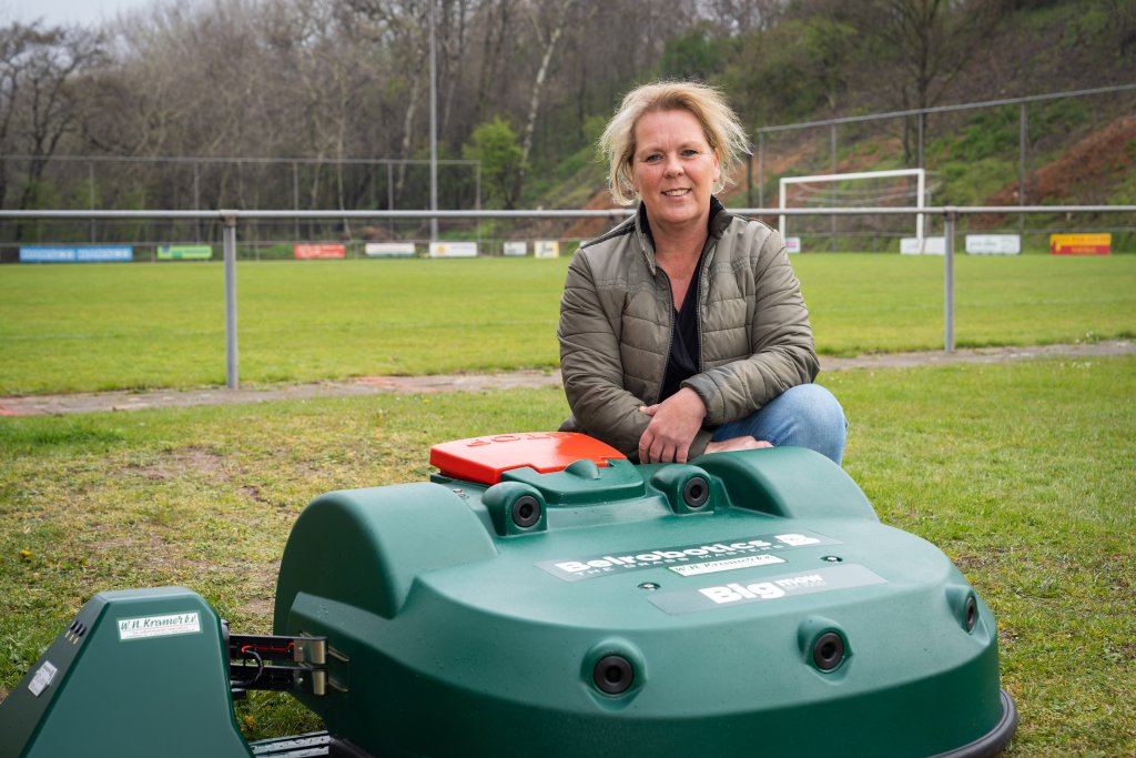 Bianca met de grasmaaier op het voetbalveld