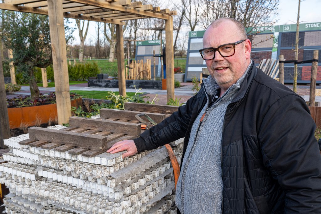 Richard bij een stapel materiaal