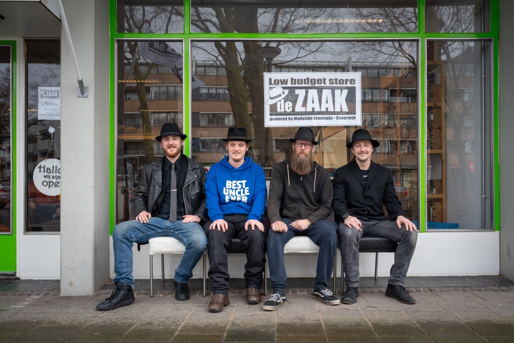 De mannen van de zaak voor de winkel