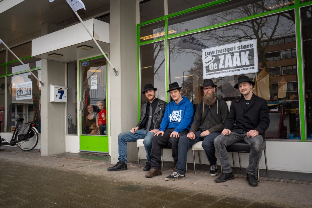 De mannen van de Zaak voor de winkel
