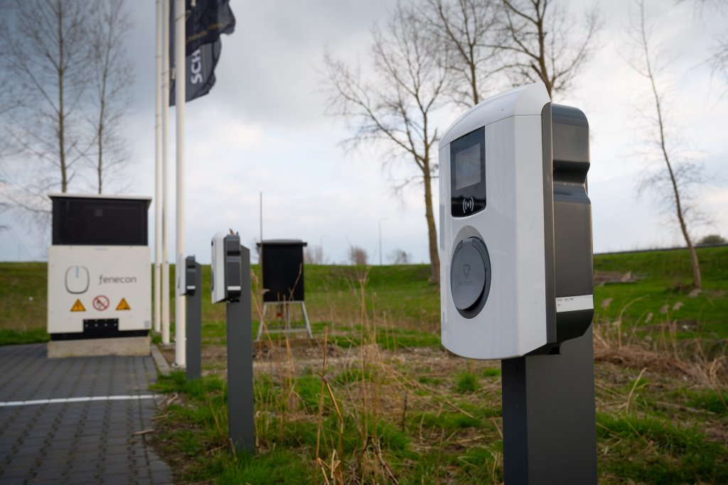 Laadpaal en batterij bij Scheffer en Sminia