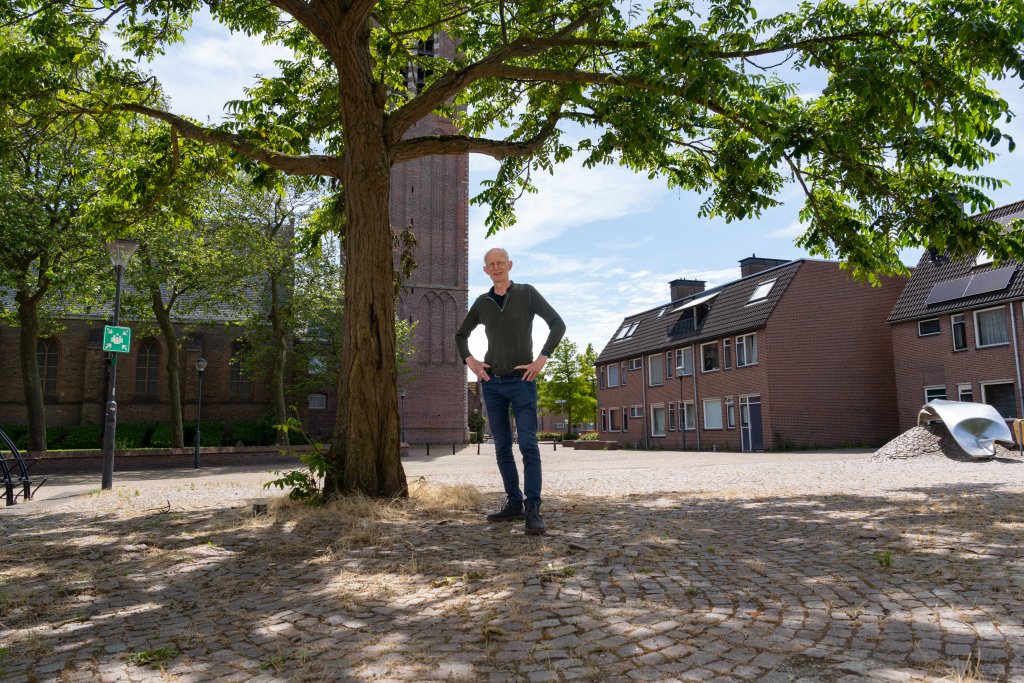 Kees bij een boom op het kerkplein