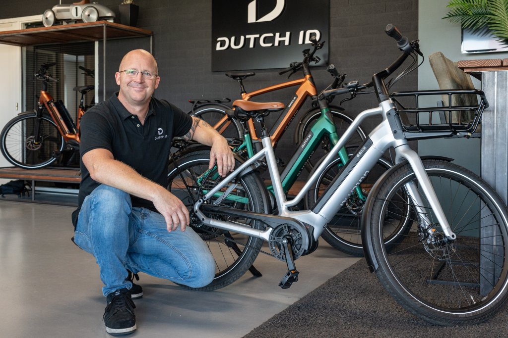 Rob bij de fietsen