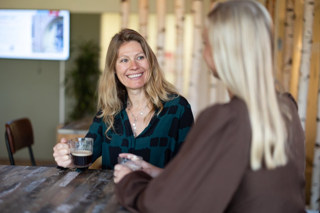 Joyce met een collega aan een kopje koffie