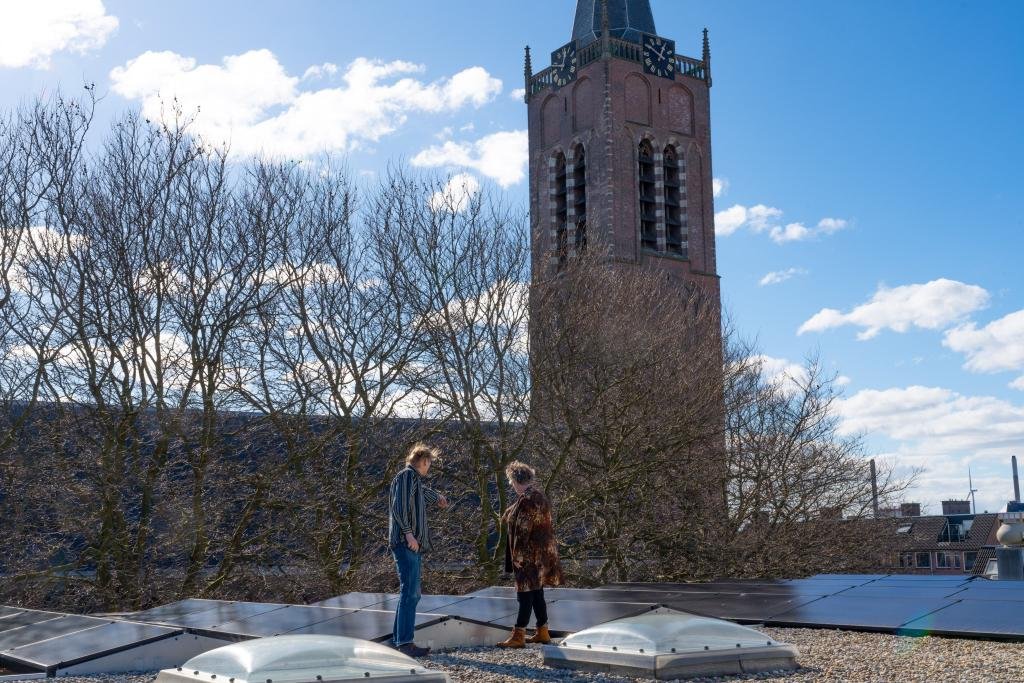 Het dak van bibliotheek IJmond noord met zonnepanelen