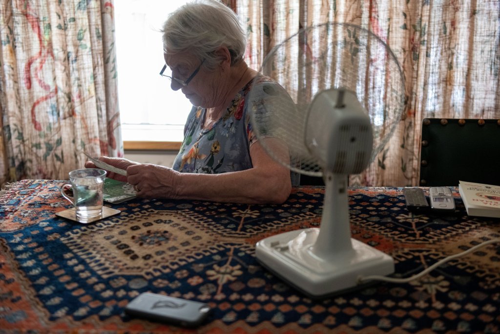 oudere dame heeft last van de hitte