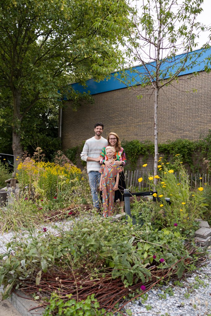 in de buurttuin naast hun huis