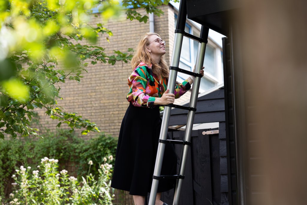 Iris op een ladder