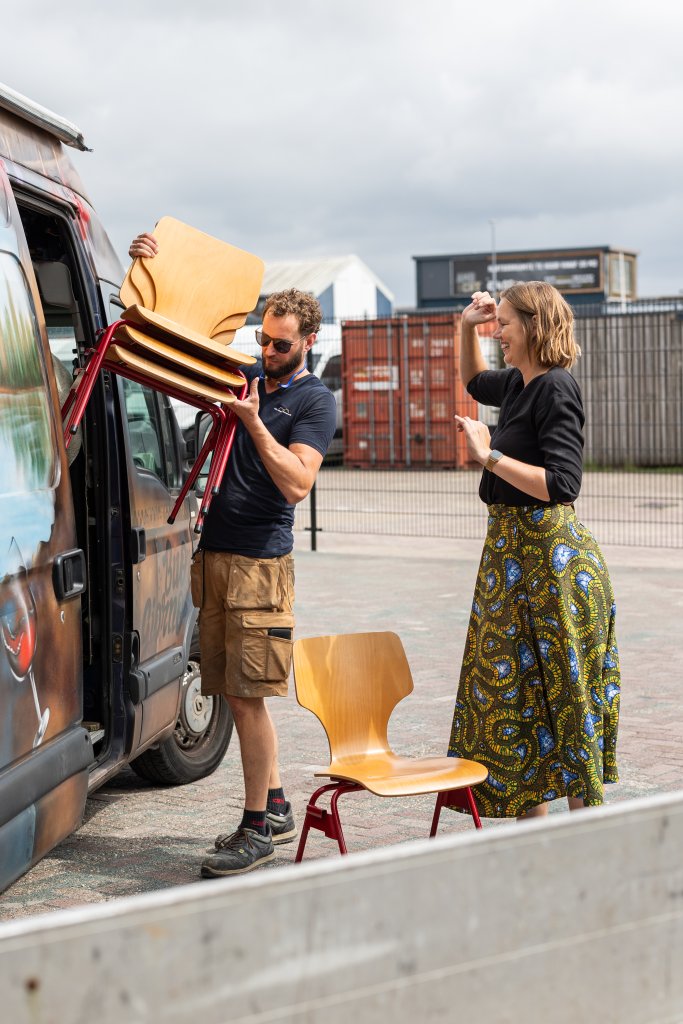 Stoelen die worden hergebruikt