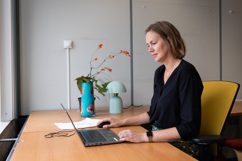 Annabel achter haar bureau