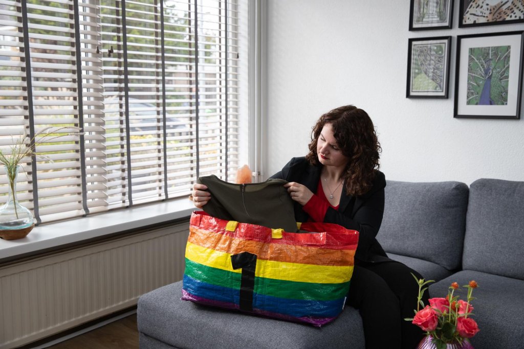 Danielle zoekt kleding uit