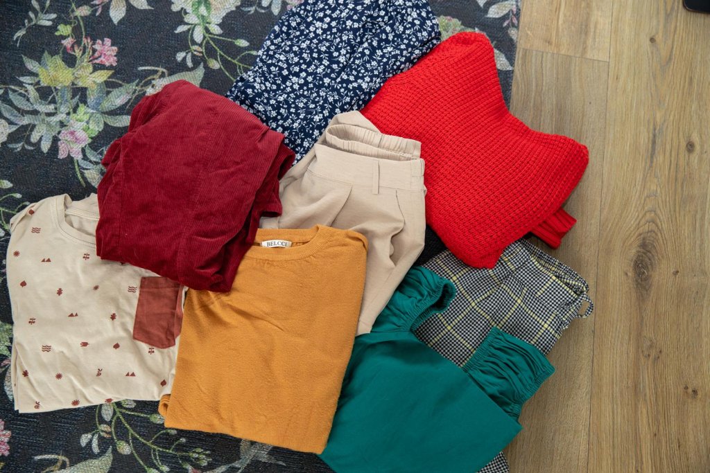 Stapel kleding uit de ruiltas