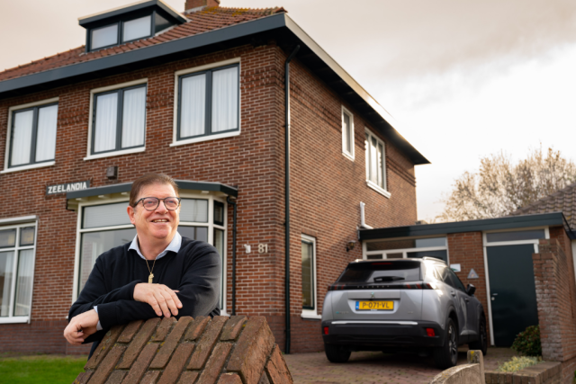 Maus voor zijn woning in Wijk aan Zee