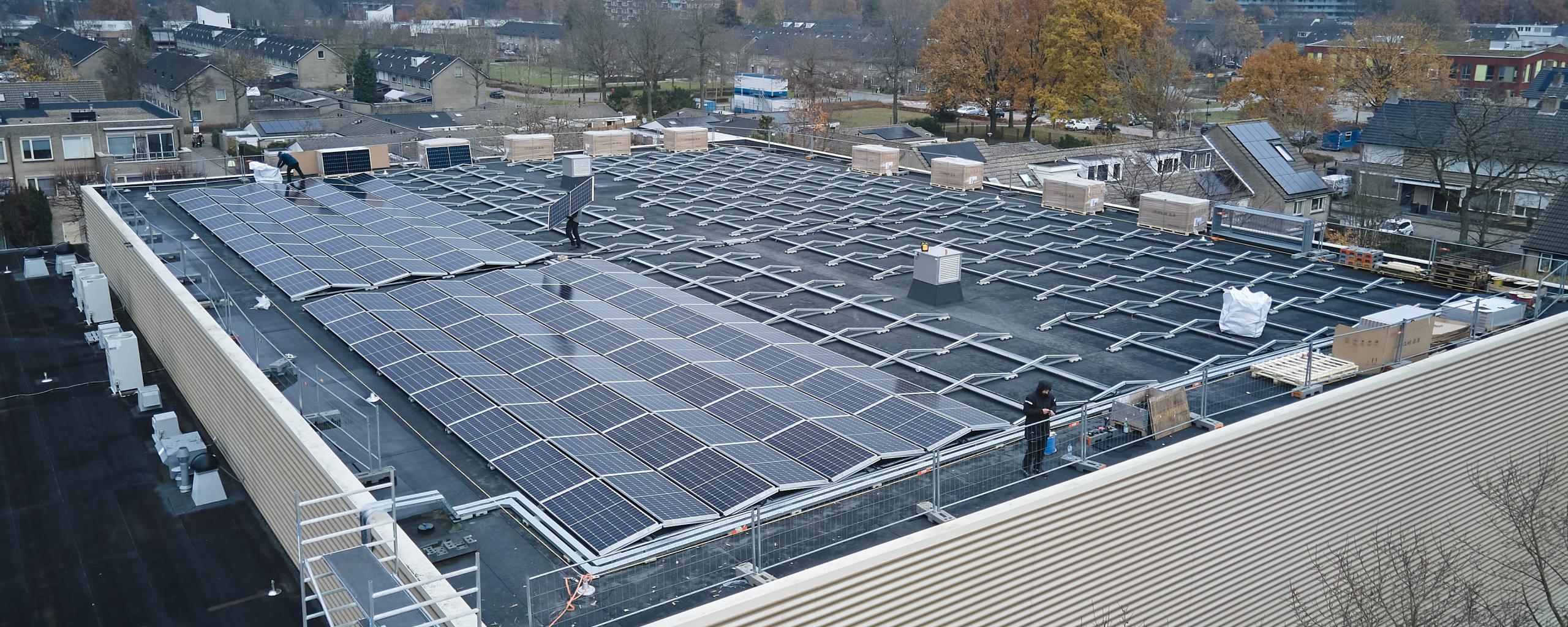 Zonnepanelen op dak van Sporthal de Coevering. 