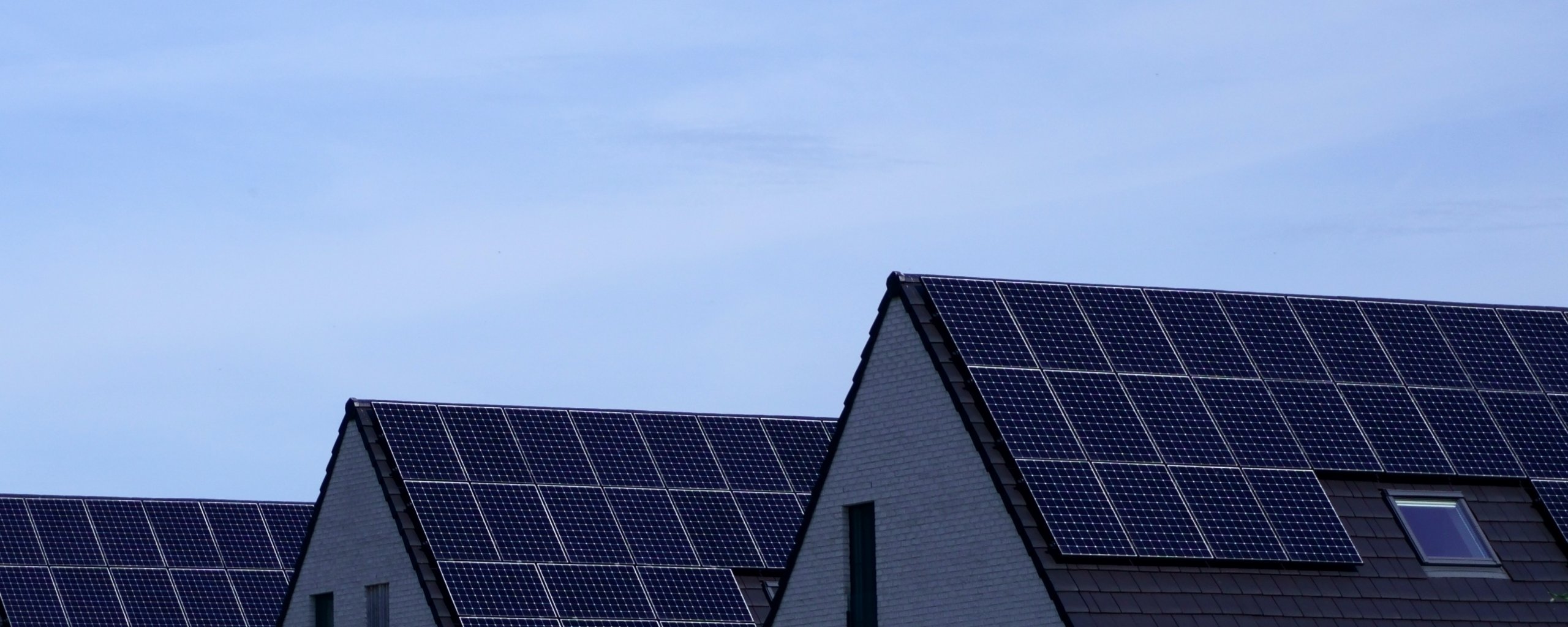 Stockfoto van zonnepanelen op daken van huizen