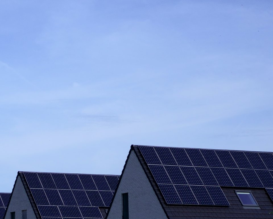Stockfoto van zonnepanelen op daken van huizen