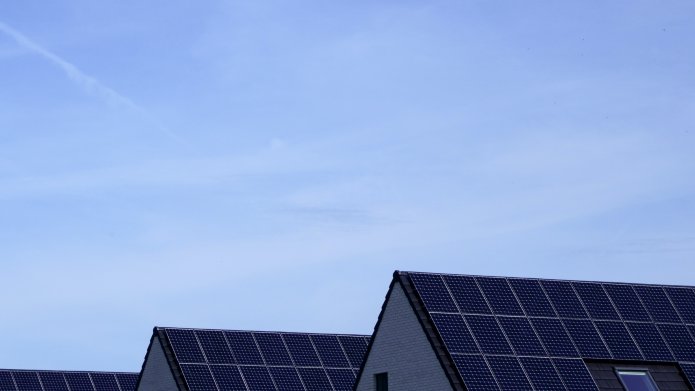 Stockfoto van zonnepanelen op daken van huizen
