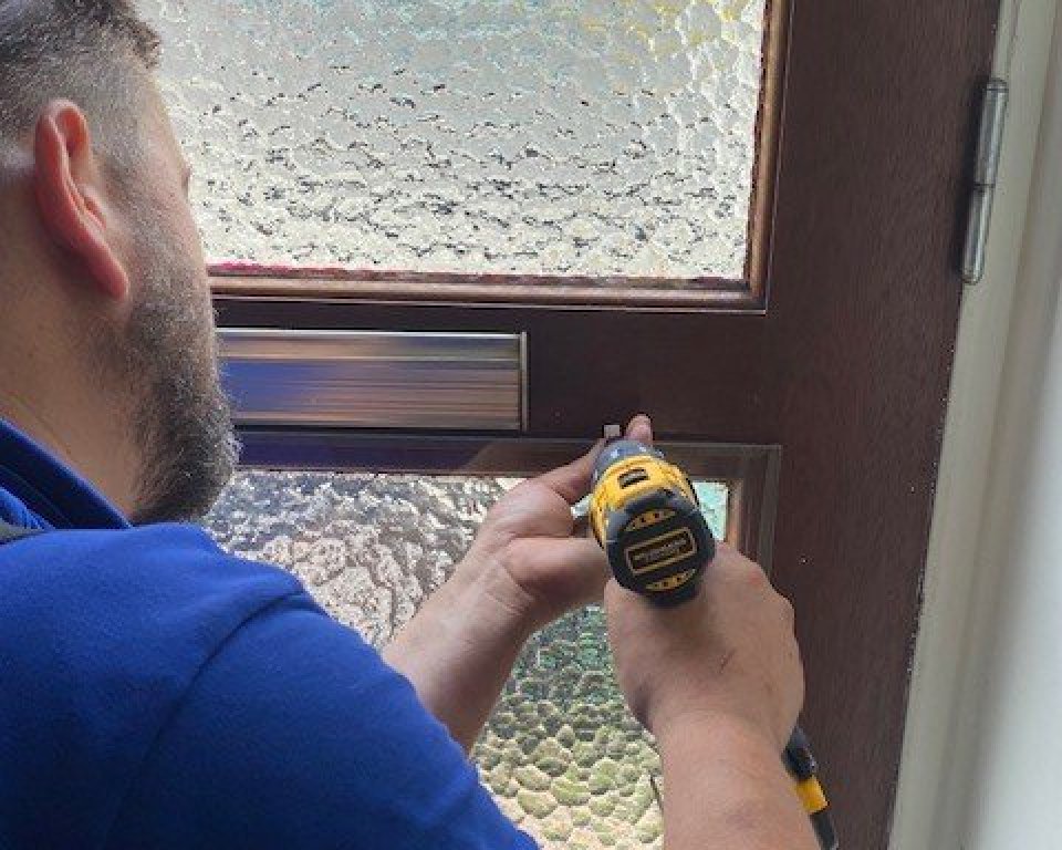 Energiecoach Duurzaam Leudal die plexiglas plaatst als isolatie