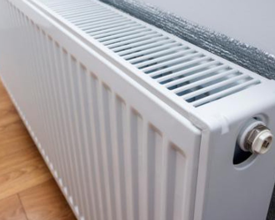 Radiatorfolie achter verwarming geplaatst