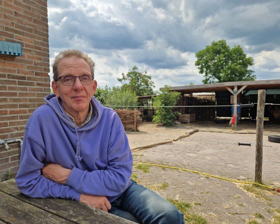 Frans van Zaalen ruimt veel zwerfafval op en registreert dit via de app Helemaal Groen. 