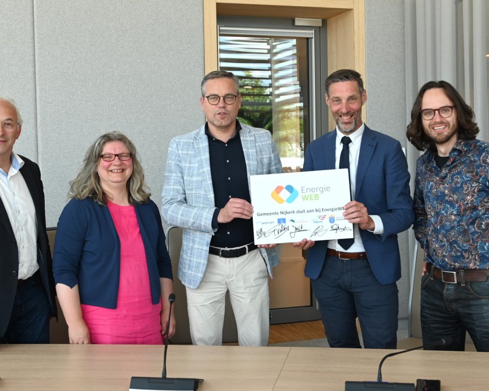 Op de foto staan van links naar rechts: Evert van de Glind - Gemeente Scherpenzeel, Jolanda de Heer - Gemeente Barneveld, Arnold Versteeg - Gemeente Ede, René Windhouwer - Gemeente Nijkerk, Erik-Jan Bijleveld - Gemeente Wageningen. (Foto: Kees van den Heuvel)