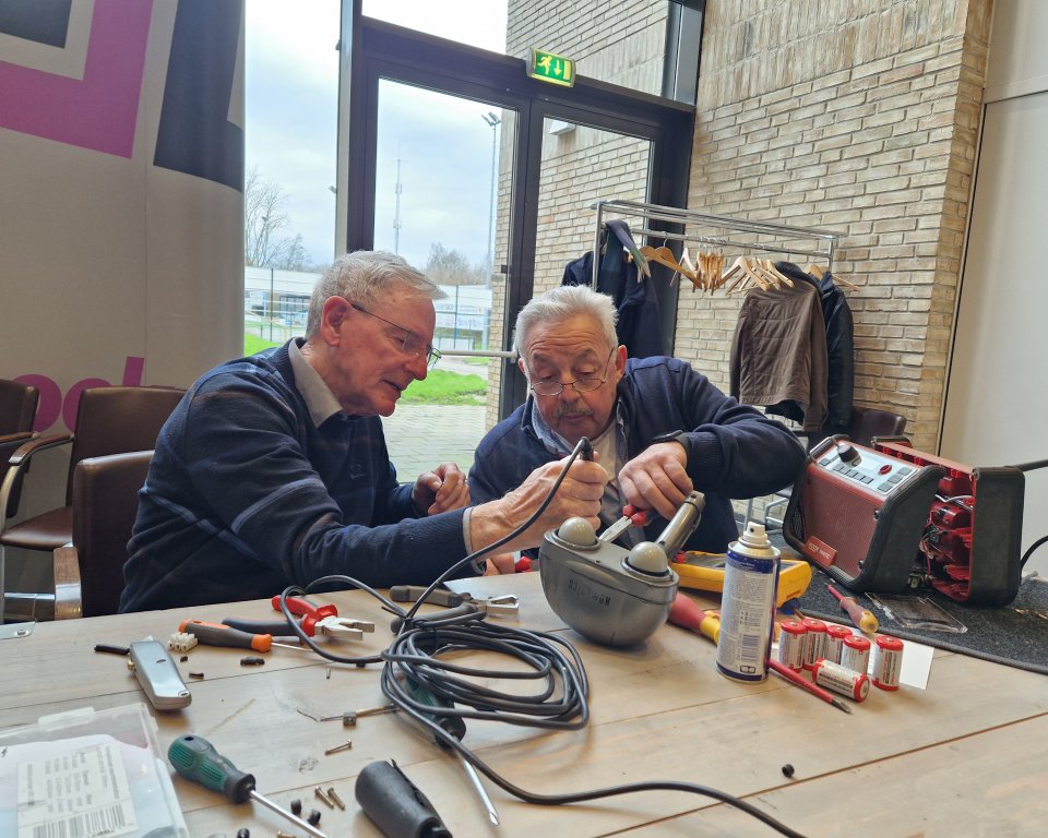 Op de foto links Ad van Bussel en rechts Jan van de Vliert, allebei vrijwilligers bij het Repaircafé