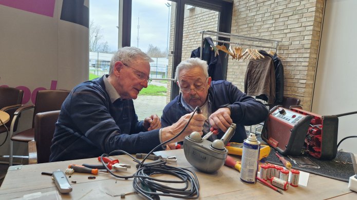 Op de foto links Ad van Bussel en rechts Jan van de Vliert, allebei vrijwilligers bij het Repaircafé
