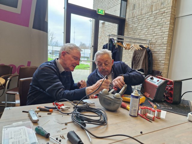 Op de foto links Ad van Bussel en rechts Jan van de Vliert, allebei vrijwilligers bij het Repaircafé