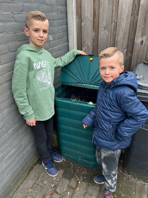 De kinderen van Jacinta hielpen mee de compostbak in elkaar te zetten. 