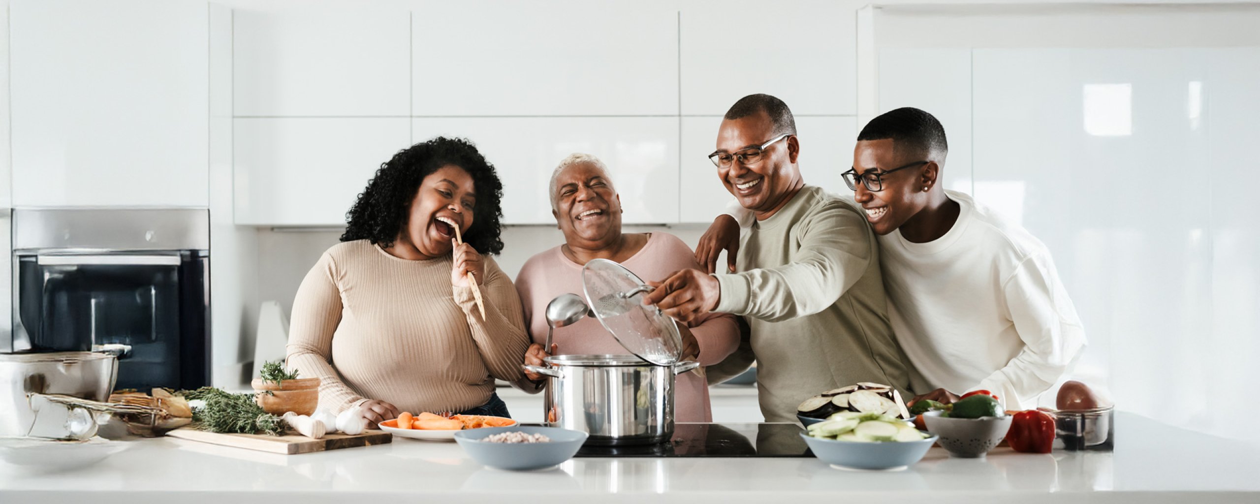 Gezin in de keuken gezellig en met veel plezier kokend