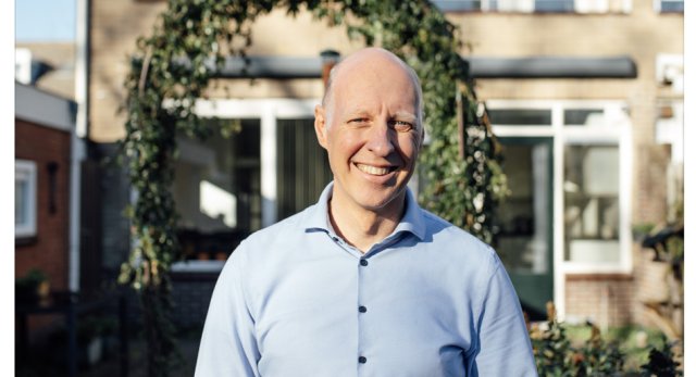 Wethouder Wybe Zijlstra in de tuin voor zijn huis