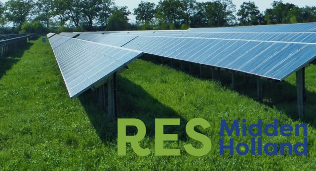 Zonnepanelen op een weiland, van opzij gezien met rechtsonder het logo van RES Midden-Holland