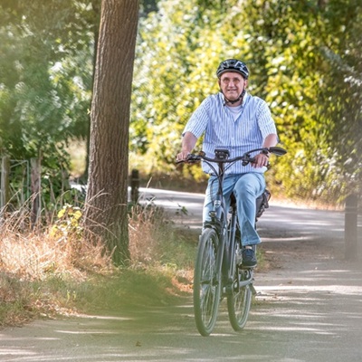Burgemeester Jos Hessels fietsend door de natuur