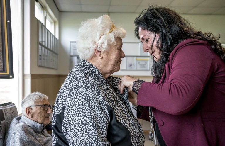 Locoburgemeester Inge Minkenberg decoreert Riny Vranken-Verheijen