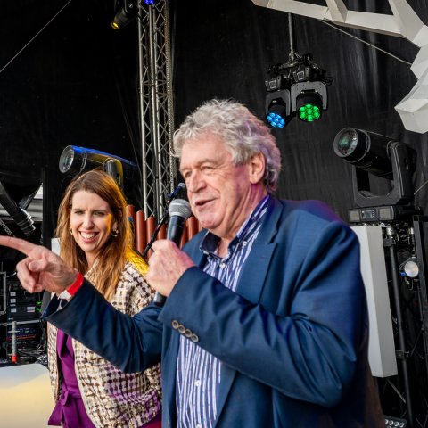Wethouders Kim Leurs en Peter Pustjens spreken de menigte toe