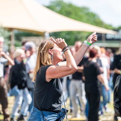 Vrouw danst op het evenemententerrein