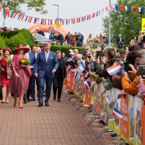 Koninklijk paar loopt langs het publiek