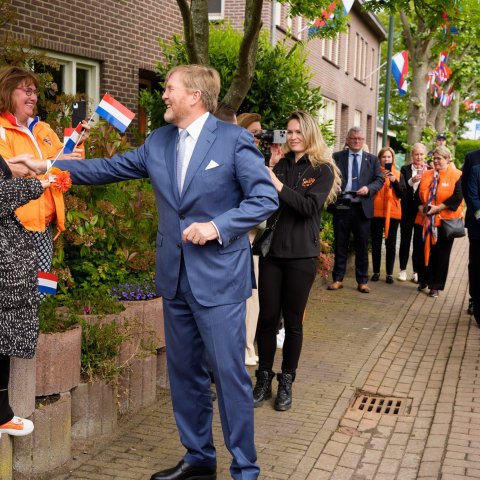 Koning Willem-Alexander schudt enkele toeschouwers de hand