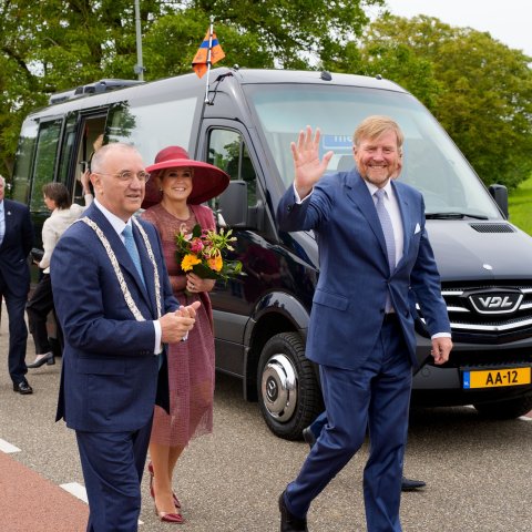 Koninklijk paar loopt met burgemeester Jos Hessels langs het publiek