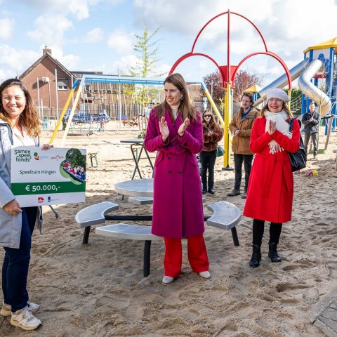 Wethouder Kim Leurs met genodigden in de speeltuin