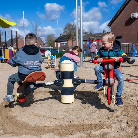 Drie kindjes in een fietsdraaimolen