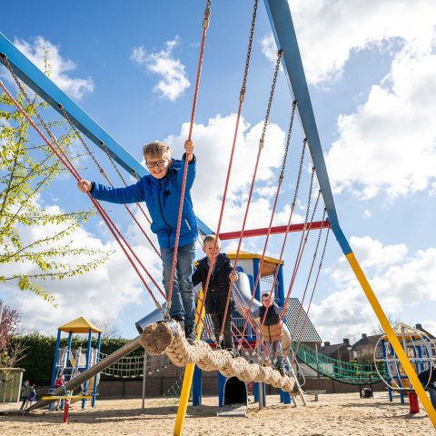 Enkele kinderen op een speeltoestel